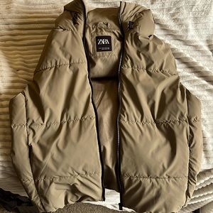 Men’s puffer Zara no sleeve jacket/vest with hood.
